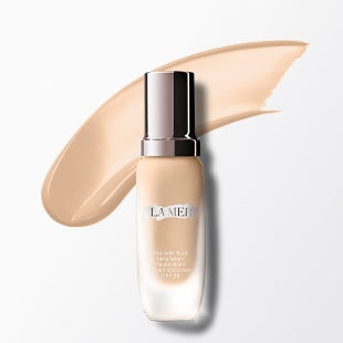 La Mer The Soft Fluid Long Wear Foundation SPF 20 bottle with a foundation swatch on a white background